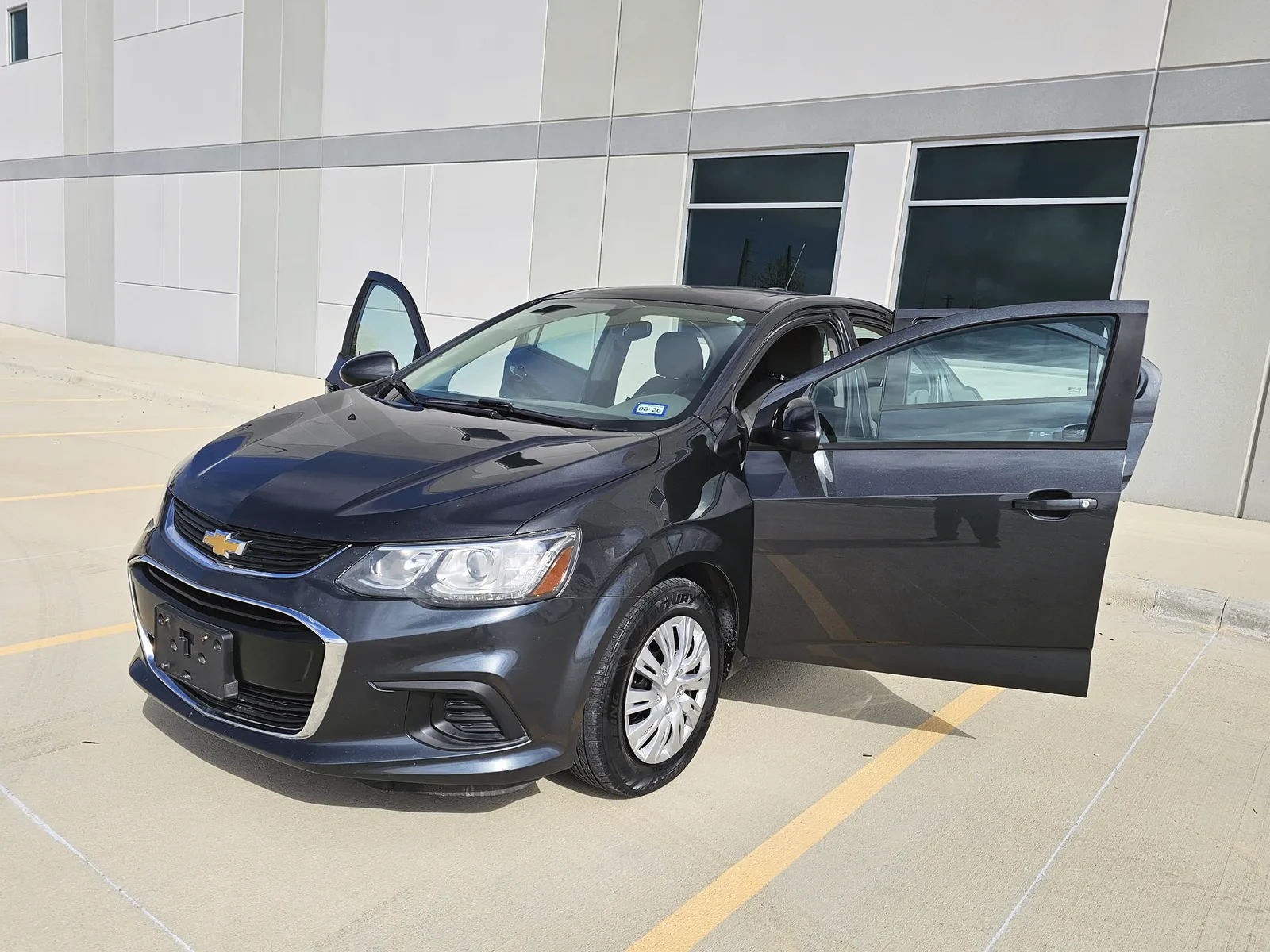 2018 Chevrolet Sonic photo 2